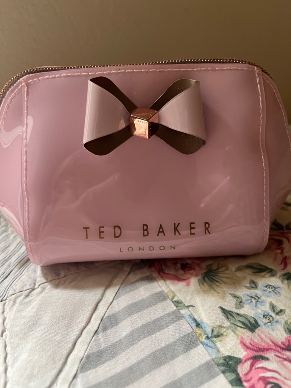 Ted Baker Light Pink Patent Bow Cosmetic Pouch - Picture 2 of 8